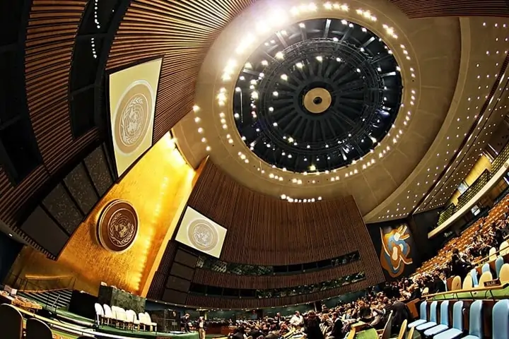la coupole dorée de l’Assemblée générale des Nations unies